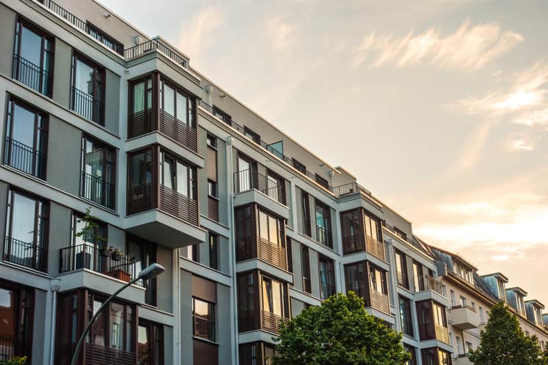 view of an apartment complex